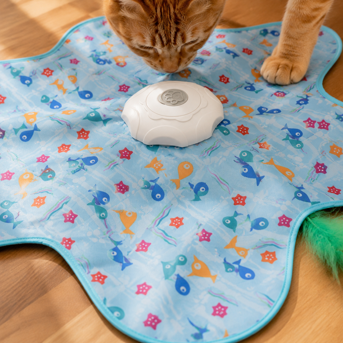 Close-up of the white rotating mechanism in the centre of the play mat